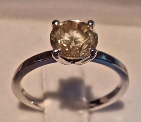 
															Bague serti d'un diamant de 1.5 carat
														