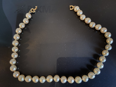 
															Collier de perles Dior
														