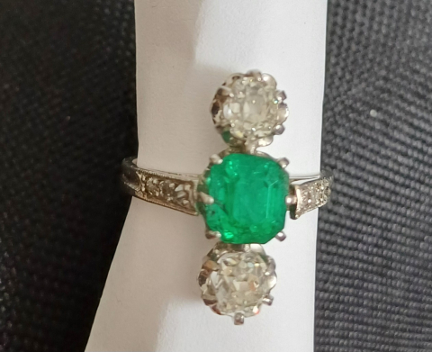 
															Bague platine avec diamants et émeraude
														