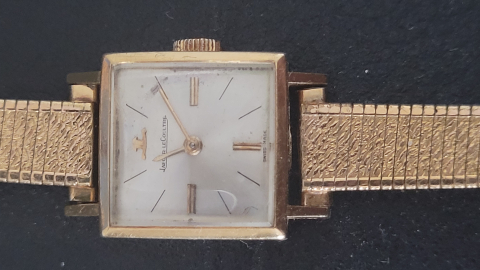 
															montre femme (or ?) Jaeger leCoultre
														