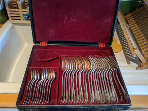 
															Coffret cuillères et fourchettes en argent
														