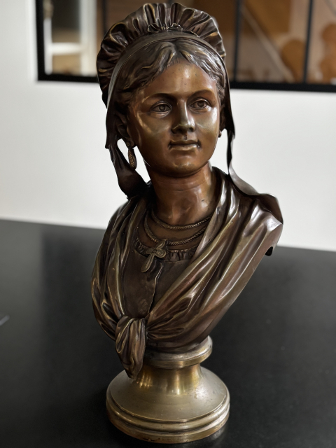 
															Buste de femme en bronze
														