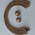 
													Collier raz du coup avec boucles d'oreilles. Edouard RAMBAUDBon état
												