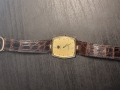 
													Montre plaquée or Favre-Leuba, bracelet d'origine en cuir de crocodile.
												