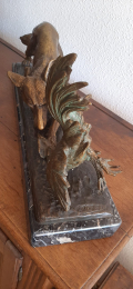 
													Renard attaquant un coq de basse cour. Bronze réalisé par Édouard Drouot dont le socle est en marbre.
												