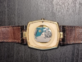 
													Montre plaquée or Favre-Leuba, bracelet d'origine en cuir de crocodile.
												