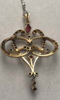 
													Pendentif art nouveau or diamants rubis
												