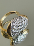 
													Une broche 19e diamant saphir. Une bague Ungari or blanc, or jaune . Un diamant 1 carat. Une alliance sertie de diamants
												