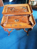 
													table à thé chinoise, en bois gravé, marqueterie et incrustation de nacre, signée Philip
												