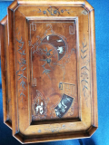 
													table à thé chinoise, en bois gravé, marqueterie et incrustation de nacre, signée Philip
												