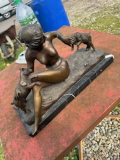 
													Bronze signé Guiraud rivière d'une femme avec 2 cabris
												