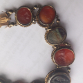 
													Bracelet en or serti de neuf intailles romaines en pierres dures
												