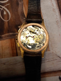 
													montre en or chronographe suisse
												