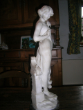 
													statue, sculpture en marbre blanc, représentant une nymphe
												