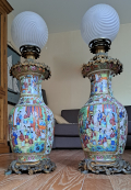 
													2 vases chinois montés en lampe
												