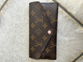 
													Porte feuille Louis Vuitton très bon état
												