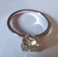 
													Bague serti d'un diamant de 1.5 carat
												