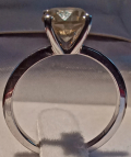 
													Bague serti d'un diamant de 1.5 carat
												