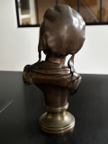 
													Buste de femme en bronze
												