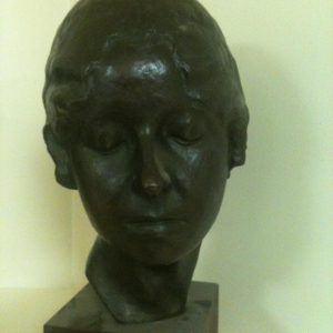 2 têtes (femme, homme) en bronze sur socle en bois, de Marcel Gimond