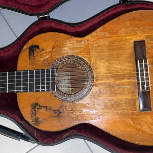 Guitare ayant appartenu à Manitas de Plata ornée de dessin de Dali et deux de B. Buffet
