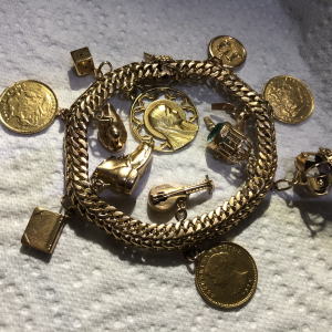 Bracelet en or avec plusieurs pendentifs
