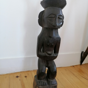 Statue masculine; îles Nias (Océanie)