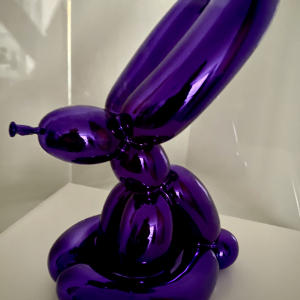 Jeff Koons, Balloon Rabbit (Violet) porcelaine chromée, 2019 29 x 14 x 21 cm, 999 ex.