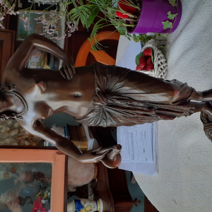 Bronze femme torse nu qui tient une carafe de A. Bourgeois