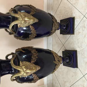 Paire de vases balustre, en porcelaine de Sèvres bleu de four