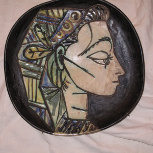 Rare plat avec profil jacqueline émaillé par P Picasso