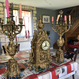 Horloge ancienne et ses chandeliers
