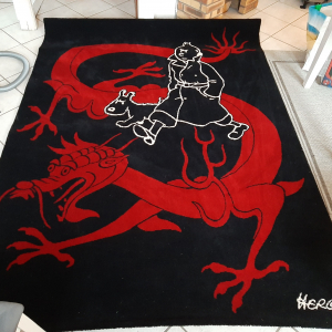 tapis en laine illustrant Tintin et Milou avec le dragon rouge de la couverture de l'album "Le Lotus bleu"