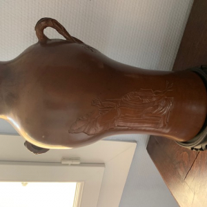 Vase en gré xixing marron à décor de personnage en creux 20eme siecle