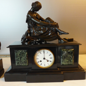 Horloge Sapho assise en bronze de P. Pradier