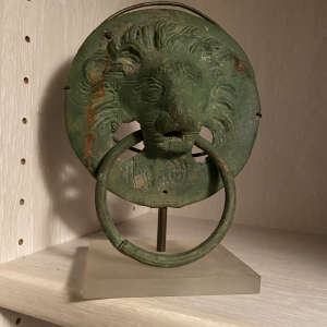 Tête de lion sur socle en bronze