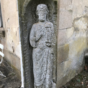 Statue en bas-relief représentant un apôtre du XVIe siècle.