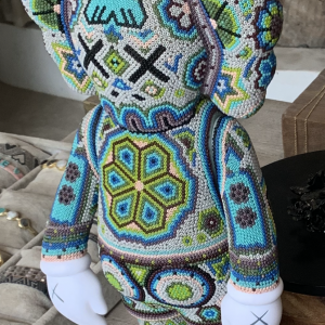 Figurine kaws wixarika