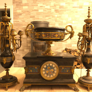 Pendule, urne et chandeliers Barbedienne