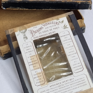Plaque microfilm, souvenir du siège de Paris, par Pigeons Voyageurs
