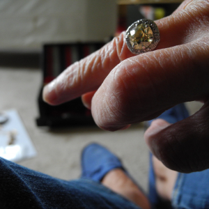 bague art déco composée d'un diamant jonquille de 2,carats8, entourée de petits diamants. Le support est en platine.