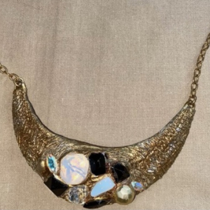 Collier croissant de lune et ses pierres