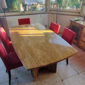 table marbre beige veiné pied portefeuille