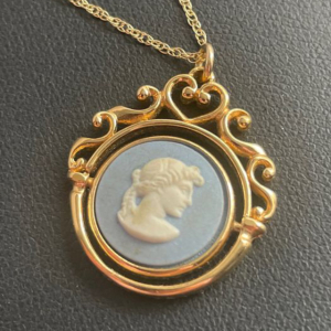 Wedgwood classical drop - 9 carats or - collier et pendentif