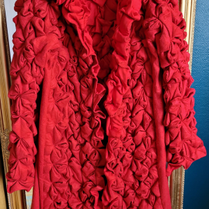 Manteau issey miyake rouge très bon état