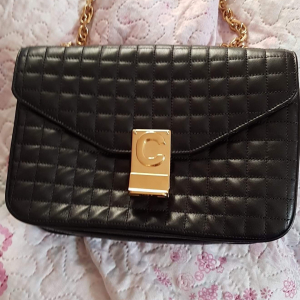 sac Céline ( calfskin quilted medium C bag black 2019 jamais porté- état neuf-visible ici https://www.fashionphile.com/celine-calfskin-quilted-medium-c-bag-black-458184)
