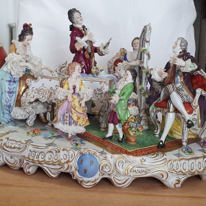 Groupe de personnages en porcelaine de Saxe. Estampillé 1702.