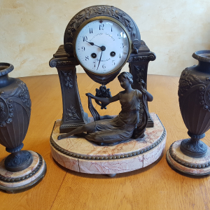 Horloge G. Limousin et 2 vases