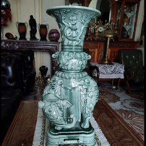 Vase Éléphant par Théodore Deck.