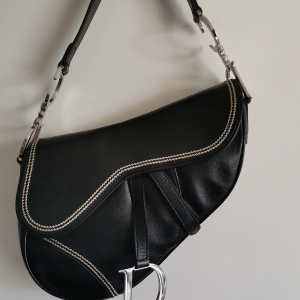 Sac saddle Dior cuir noir surpiqûres blanches